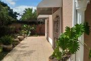 OFIM immobilier offre en location une charmante villa basse de 3 chambres et 1 living lumineux et spacieux sur Ambohitrarahaba Androhibe.LOUE