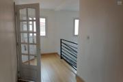 À louer un appartement rénové de type T3 dans une enceinte sécurisée et calme avec une vue dégagée et à proximité de toutes les commodités non loin du centre commercial Leader Price Ambohibao