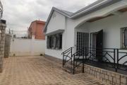 OFIM Immobilier loue une villa F4 semi meublée sur Ilaivola Ivato dans un quartier calme et bon voisinage.