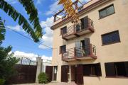 Ofim loue un bâtiment de 3 étages Idéal à usage de bureau, école, habitation sur Ambohitrarahaba à 2min de la route principale.
