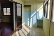 Ofim loue un bâtiment de 3 étages Idéal à usage de bureau, école, habitation sur Ambohitrarahaba à 2min de la route principale.
