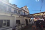 Une maison R+2 de  27 pièces, bord de route principale, en plein centre ville sise à Ankorahotra- Antananarivo