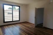 À louer un appartement de standing de type T5 en duplex dans un endroit calme et sécurisé et à deux pas du centre commercial LEADER PRICE, sise à Ambohibao Andranomena