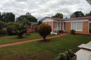 OFIM Immobilier loue une charmante petite villa de deux chambres et un living sur Mahatony Ivandry avec un beau jardin