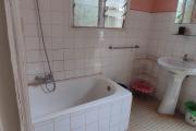 OFIM Immobilier loue une charmante petite villa de deux chambres et un living sur Mahatony Ivandry avec un beau jardin.DISPONIBLE A PARTIR DE OCTOBRE  2025