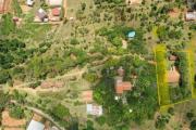 OFIM immobilier offre en location une charmante villa à étage meublée et équipée sur un terrain de 2500m2 sis à Ambohimangakely et vers la route RN2.( F3 disponible)