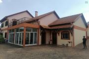 À louer une villa à étage de standing avec piscine entièrement meublée de type F5 facile d'accès non loin de l'école primaire Claire Fontaine et la nouvelle rocade d'Andranotapahina, sise à Talatamaty bel air. Contact Mr Jacky. NON DISPONIBL