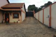 À louer une villa à étage de standing avec piscine entièrement meublée de type F5 facile d'accès non loin de l'école primaire Claire Fontaine et la nouvelle rocade d'Andranotapahina, sise à Talatamaty bel air. Contact Mr Jacky 034 02 443 04