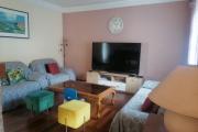 À louer une villa à étage de standing avec piscine entièrement meublée de type F5 facile d'accès non loin de l'école primaire Claire Fontaine et la nouvelle rocade d'Andranotapahina, sise à Talatamaty bel air. Contact Mr Jacky 034 02 443 04