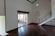 À louer une villa de type F4 avec mezzanine dans un endroit calme bord du chemin en pavé avec vue dégagée sur le lac d'Andranotapahana sise à Ambohidratrimo