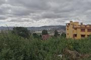 En vente un terrain de 1073m2 légèrement en pente sur Ambolonkandrina. Contact rapide 034 02 443 04