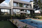 À vendre une grande villa de haut standing type F5 avec piscine, eau et électricité autonome sur un terrain de 7165 m2 situé à Ivato Soamanandray bout de piste. CONTACT 034 02 443 04