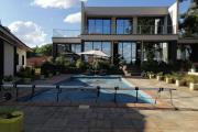 À vendre une grande villa de haut standing type F5 avec piscine, eau et électricité autonome sur un terrain de 7165 m2 situé à Ivato Soamanandray bout de piste. CONTACT 034 02 443 04