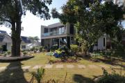 À vendre une grande villa de haut standing type F5 avec piscine, eau et électricité autonome sur un terrain de 7165 m2 situé à Ivato Soamanandray bout de piste. CONTACT 034 02 443 04