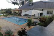 À vendre une grande villa de haut standing type F5 avec piscine, eau et électricité autonome sur un terrain de 7165 m2 situé à Ivato Soamanandray bout de piste. CONTACT 034 02 443 04