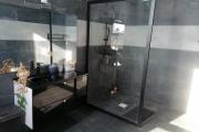 À vendre une grande villa de haut standing type F5 avec piscine, eau et électricité autonome sur un terrain de 7165 m2 situé à Ivato Soamanandray bout de piste. CONTACT 034 02 443 04