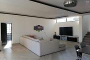 &Agrave; vendre une grande villa de haut standing type F5 avec piscine, eau et &eacute;lectricit&eacute; autonome sur un terrain de 7165 m2 situ&eacute; &agrave; Ivato Soamanandray bout de piste. CONTACT