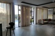 À vendre une grande villa de haut standing type F5 avec piscine, eau et électricité autonome sur un terrain de 7165 m2 situé à Ivato Soamanandray bout de piste. CONTACT 034 02 443 04