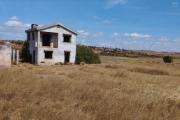 Terrain plat 3410 m2, prêt à bâtir avec maison à finir dessus à Ambohidratrimo