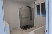 A louer une villa de plain pied standing fraîchement construite avec piscine dans un quartier calme et résidentiel à 10 mn de l'école primaire française C Ambohibao et non loin du centre commercial LEADER PRICE, se situe à Ambohibao Morondava