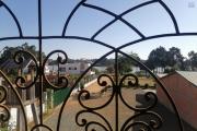 Occasion à saisir, une villa à étage de type F4 à finir, gros œuvres achevés, à vendre dans un quartier calme et résidentiel accessible à tous types des véhicules sur un terrain de 874m2 à Ankadindravola Ivato