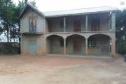 Occasion à saisir, une villa à étage de type F4 à finir, gros œuvres achevés, à vendre dans un quartier calme et résidentiel accessible à tous types des véhicules sur un terrain de 874m2 à Ankadindravola Ivato