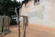 Occasion à saisir, une villa à étage de type F4 à finir, gros œuvres achevés, à vendre dans un quartier calme et résidentiel accessible à tous types des véhicules sur un terrain de 874m2 à Ankadindravola Ivato