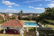A louer une grande villa à étage meublée de haut standing avec piscine et une belle vue dégagée sur le lac d'Ambohibao de type F8 sur un terrain 4000 m² dans un quartier résidentiel sis à Ambohijanahary Ambohibao