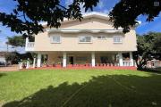 A louer une grande villa à étage meublée de haut standing avec piscine et une belle vue dégagée sur le lac d'Ambohibao de type F8 sur un terrain 4000 m² dans un quartier résidentiel sis à Ambohijanahary Ambohibao