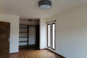 À louer une villa neuve à étage de type F5 idéal pour les personnes qui aiment le calme et l'air pure avec vue dégagée sur des montagnes sise à Iavoloha Ambohijanaka. NON DISPONIBLE