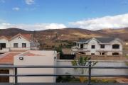 À louer une villa neuve à étage de type F5 idéal pour les personnes qui aiment le calme et l'air pure avec vue dégagée sur des montagnes sise à Iavoloha Ambohijanaka. NON DISPONIBLE