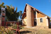 Maison à étage écologique de type F2 avec mezzanine bord du lac à louer courte ou longue durée, dans un endroit calme avec vue imprenable à quelques kilomètres de l'aéroport situé à Patrakala Ambatolampy Tsimahafotsy.