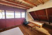 Maison à étage écologique de type F2 avec mezzanine bord du lac à louer courte ou longue durée, dans un endroit calme avec vue imprenable à quelques kilomètres de l'aéroport situé à Patrakala Ambatolampy Tsimahafotsy.
