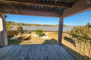 Maison à étage écologique de type F2 avec mezzanine bord du lac à louer courte ou longue durée, dans un endroit calme avec vue imprenable à quelques kilomètres de l'aéroport situé à Patrakala Ambatolampy Tsimahafotsy.