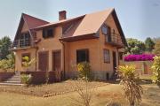 En location une villa à étage rénovée de type F5 dans un quartier calme et résidentiel non loin de l'école anglophone Vision Valley et à 10 minutes de l'aéroport sise à Talatamaty Ambonilaoka avec accès direct sur la nouvelle rocade d'Andranotapahina.