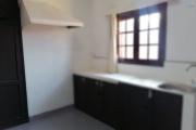 En location une villa à étage rénovée de type F5 dans un quartier calme et résidentiel non loin de l'école anglophone Vision Valley et à 10 minutes de l'aéroport sise à Talatamaty Ambonilaoka avec accès direct sur la nouvelle rocade d'Andranotapahina.