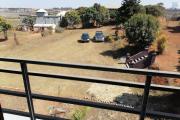 En location une villa à étage rénovée de type F5 dans un quartier calme et résidentiel non loin de l'école anglophone Vision Valley et à 10 minutes de l'aéroport sise à Talatamaty Ambonilaoka avec accès direct sur la nouvelle rocade d'Andranotapahina.