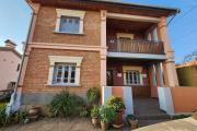 A louer une maison traditionnelle de type F5 situé dans un quartier sécurisé non loin de l'aéroport et la nouvelle rocade d'Andranotapahana sise à Amboropotsy Talatamaty. CONTACT Jacky 034 02 443 04
