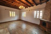A louer une maison traditionnelle de type F5 situé dans un quartier sécurisé non loin de l'aéroport et la nouvelle rocade d'Andranotapahana sise à Amboropotsy Talatamaty. CONTACT Jacky 034 02 443 04