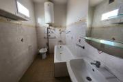 A louer une maison traditionnelle de type F5 situé dans un quartier sécurisé non loin de l'aéroport et la nouvelle rocade d'Andranotapahana sise à Amboropotsy Talatamaty. CONTACT Jacky 034 02 443 04