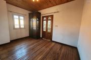 A louer une maison traditionnelle de type F5 situé dans un quartier sécurisé non loin de l'aéroport et la nouvelle rocade d'Andranotapahana sise à Amboropotsy Talatamaty. CONTACT Jacky 034 02 443 04