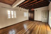A louer une maison traditionnelle de type F5 situ&eacute; dans un quartier s&eacute;curis&eacute; non loin de l'a&eacute;roport et la nouvelle rocade d'Andranotapahana sise &agrave; Amboropotsy Talatamaty. CONTACT Jacky 034 02 443 04 (NON DISPONIBLE)