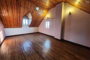 A louer une maison traditionnelle de type F5 situé dans un quartier sécurisé non loin de l'aéroport et la nouvelle rocade d'Andranotapahana sise à Amboropotsy Talatamaty. CONTACT Jacky 034 02 443 04
