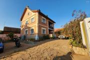 A louer une maison traditionnelle de type F5 situ&eacute; dans un quartier s&eacute;curis&eacute; non loin de l'a&eacute;roport et la nouvelle rocade d'Andranotapahana sise &agrave; Amboropotsy Talatamaty. CONTACT Jacky 034 02 443 04 (NON DISPONIBLE)