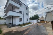 À louer un bâtiment de R+2 type T6 idéal pour bureaux ou usage professionnel bord de route principale sise à Ivandry. Contact 0340244304