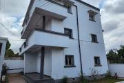 À louer un bâtiment de R+2 type T6 idéal pour bureaux ou usage professionnel bord de route principale sise à Ivandry. Contact 0340244304