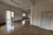 À louer un bâtiment de R+2 type T6 idéal pour bureaux ou usage professionnel bord de route principale sise à Ivandry. Contact 0340244304