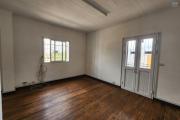 À louer un bâtiment de R+2 type T6 idéal pour bureaux ou usage professionnel bord de route principale sise à Ivandry. Contact 0340244304