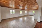 À louer un bâtiment de R+2 type T6 idéal pour bureaux ou usage professionnel bord de route principale sise à Ivandry. Contact 0340244304