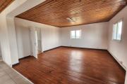 À louer un bâtiment de R+2 type T6 idéal pour bureaux ou usage professionnel bord de route principale sise à Ivandry. Contact 0340244304